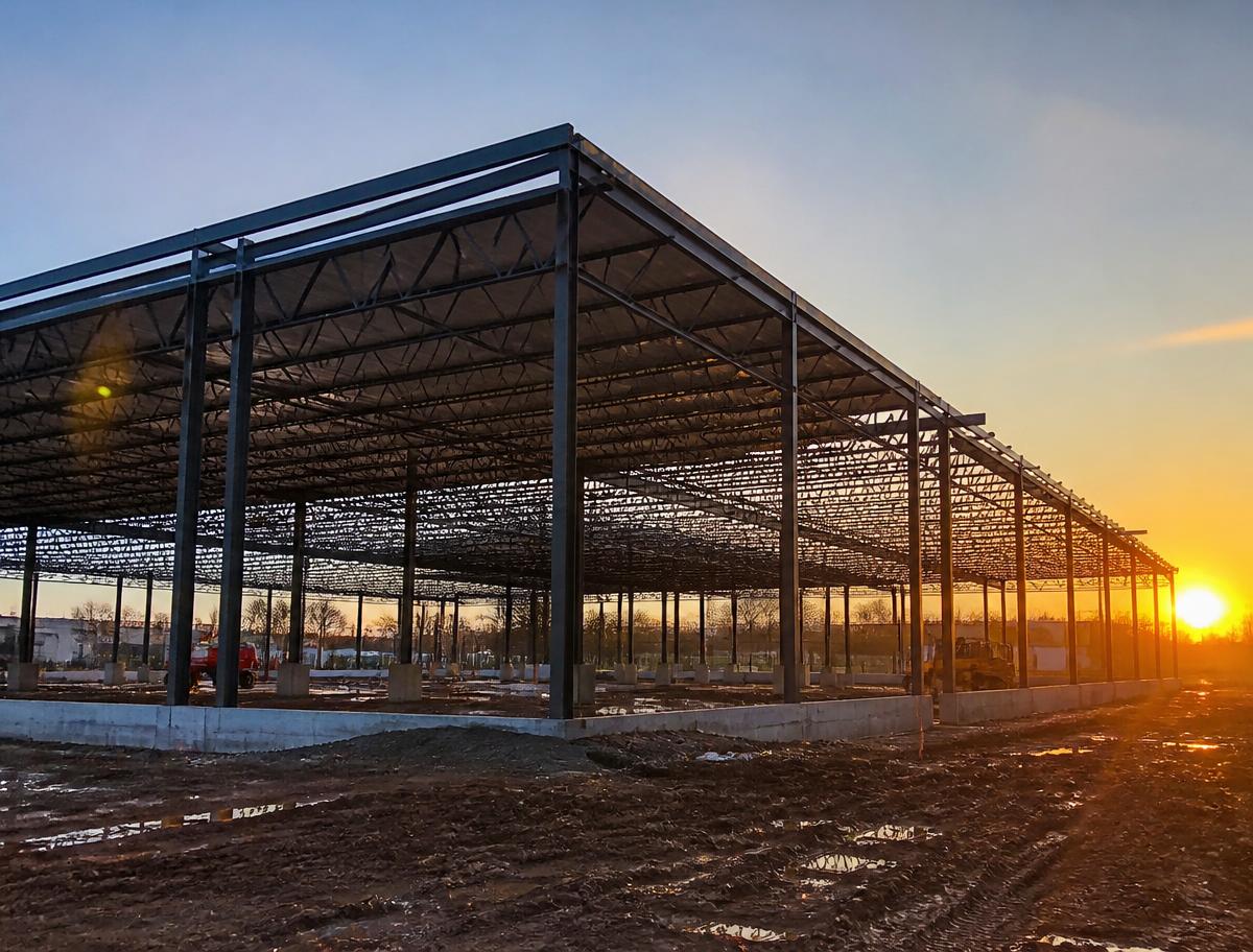 Estrutura metálica de galpão industrial executada pela Construserve